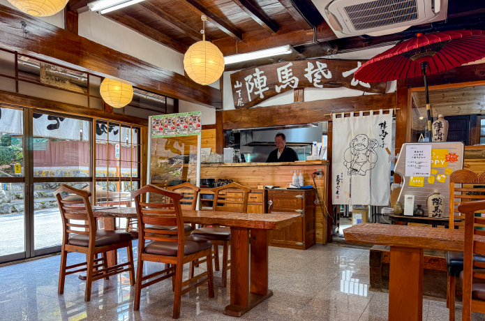 陣馬そば山下屋の店内