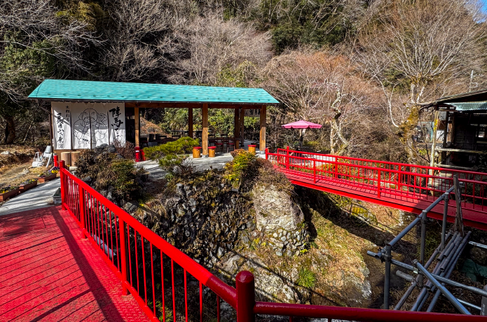 陣馬そば山下屋の赤い橋