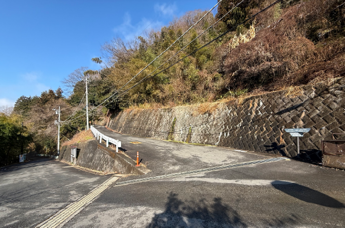 陣馬山登山口からのアスファルト