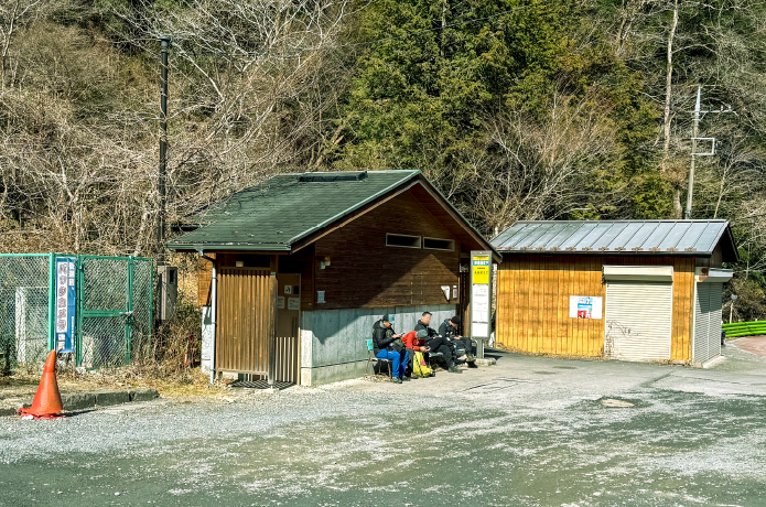 陣馬そば山下屋の隣にあるバス停