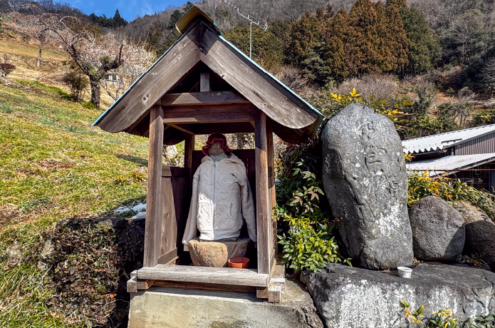 オシャレなウェアを身にまとったお地蔵さん
