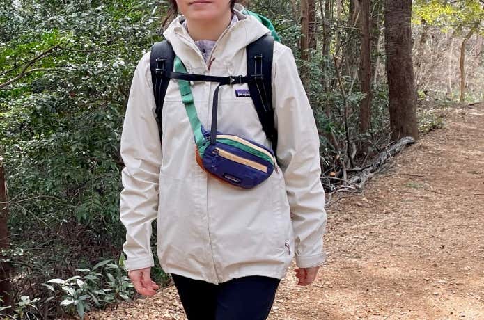 テラヴィア・ミニ・ヒップ・パック 1Lの着用シーン(登山)