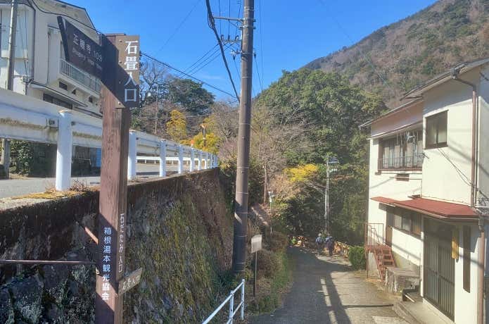 猿沢石畳入口
