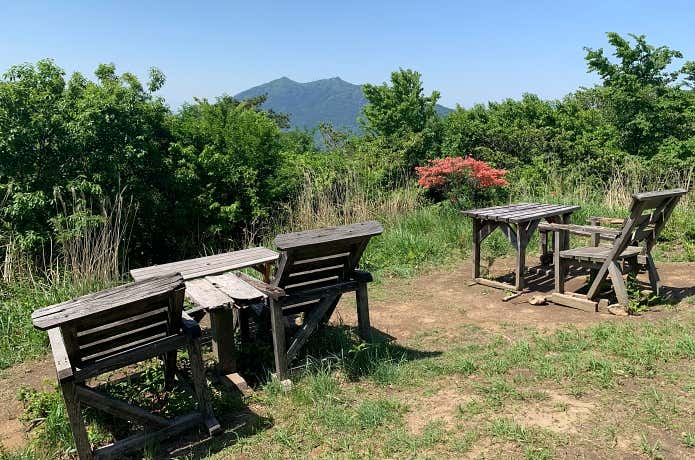 山頂から望む筑波山