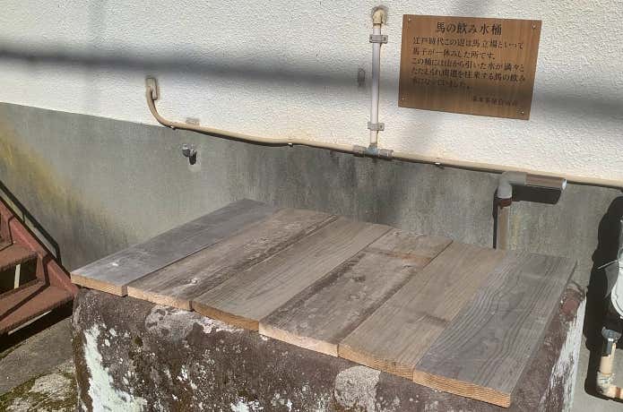 馬の飲み水桶