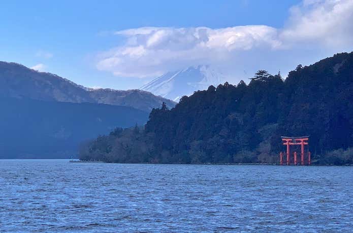 芦ノ湖に浮かぶ箱根神社の鳥居と富士山