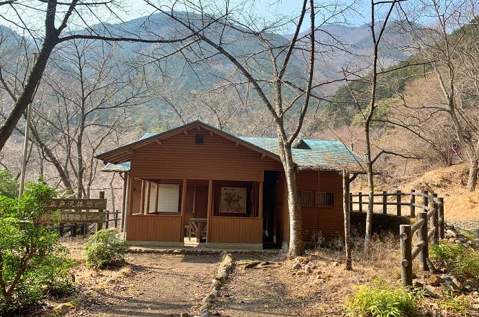 塔ノ岳・政次郎尾根コースの入口・花立戸沢休憩所