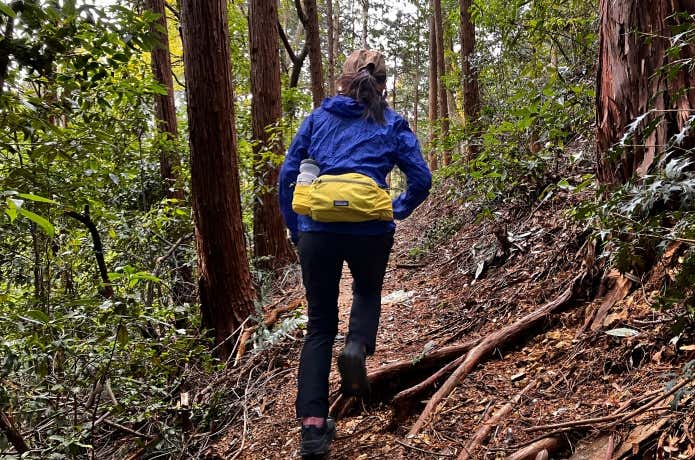 テラヴィア・ヒップ・パック 5Lの着用シーン(登山)