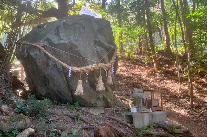 白山神社の大岩