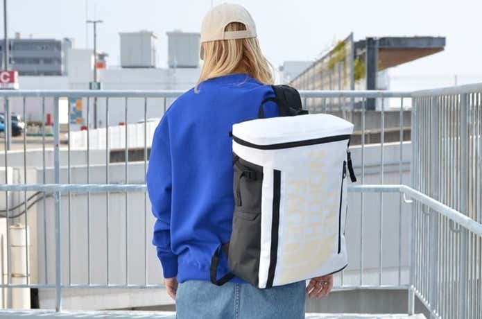 BCヒューズボックス2を背負う女性