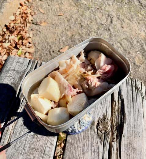 ①豚肉を食べやすい大きさに切る。里芋は皮を剥き、食べやすい大きさに切る。にんじん、大根は皮を剥いていちょう切り、ごぼうはささがき、しめじは石づきを切りほぐす。②メスティンにサラダ油（分量外）を入れ、豚肉を炒める。③豚肉に火が通ったら、野菜を入れて軽く炒める。