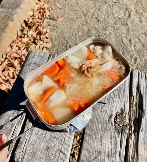 ④油が回ったら、水250mlを入れて煮込む。
