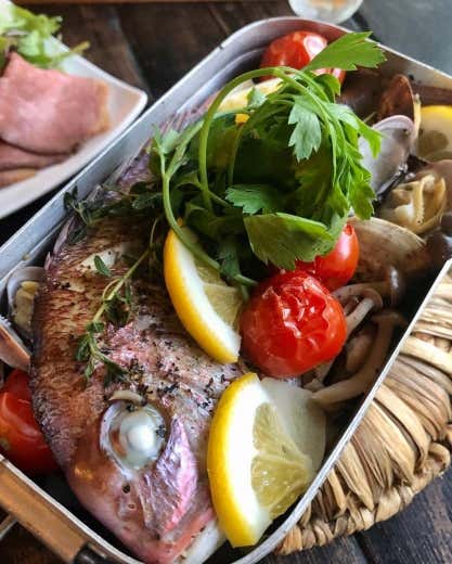③10～15分蒸し煮したら出来上がり。最後にイタリアンパセリ、レモンを入れて出来上がり。