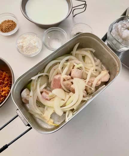 ②メスティンにバター、鶏肉、玉ねぎを入れて炒める。