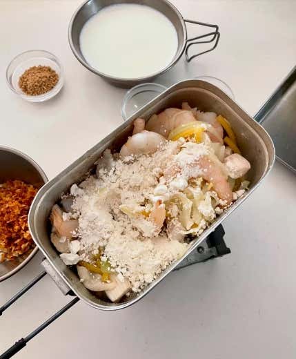 ③火が通ったら、えび、ペンネ、小麦粉を入れて、混ぜる。