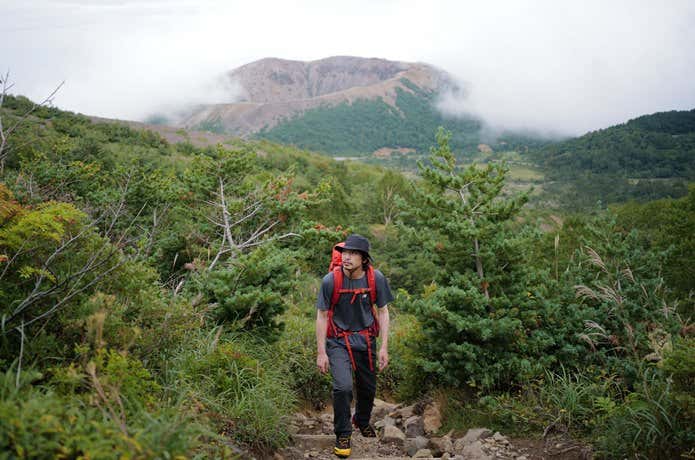 カリマー 登山用リュック ridgeを背負って山を歩く男性
