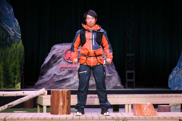 アイガーシリーズの春夏おすすめコーディネートに身を包んだ三戸呂拓也さん