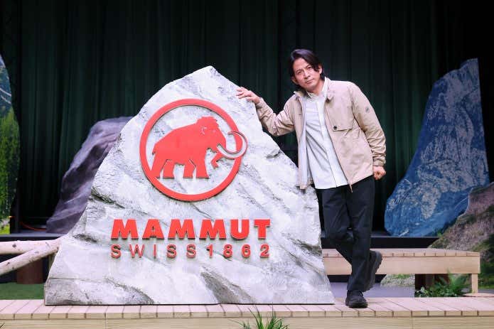 マムートのロゴと岡田准一さん