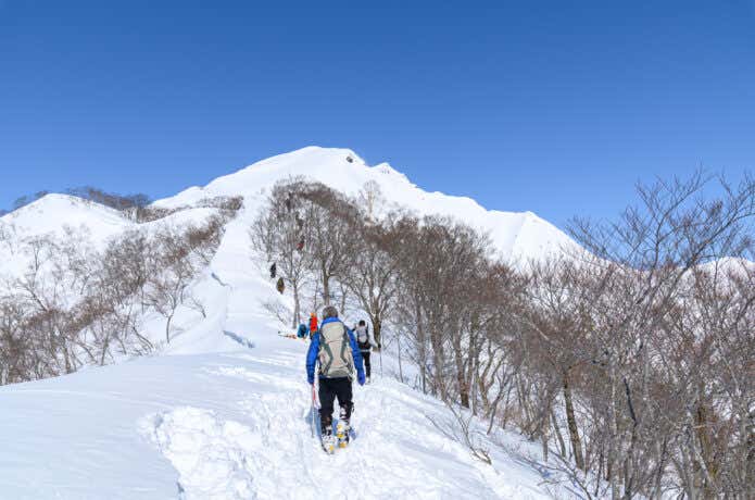登山を楽しむ人