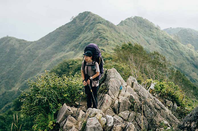 重い荷物を背負う登山