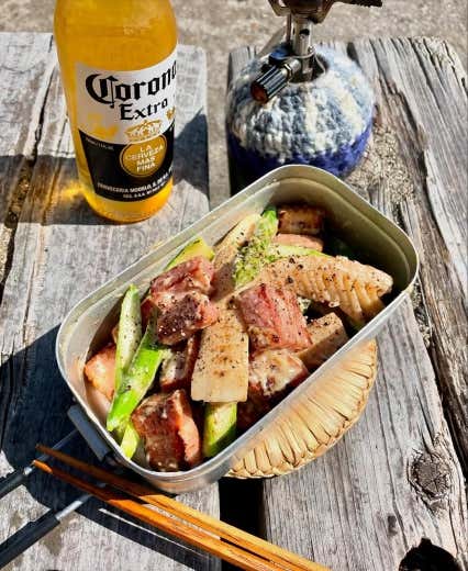 メスティンで作ったアスパラとたけのこのベーコンマヨ炒め