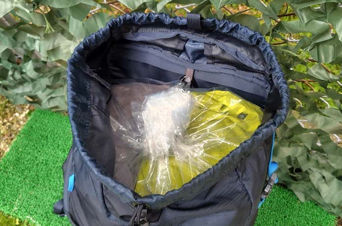 35LバックパックにLargeを入れて閉める