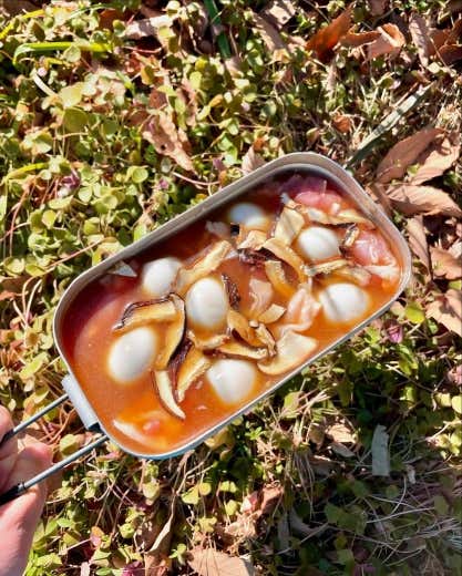 ①鶏肉を食べやすい大きさに切る。②メスティンにお米、しょうゆ、酒、砂糖、オイスターソース、中華だし、しょうが、黒コショウ（お好み）を入れてから、リベット（メスティン内側にある丸ぽち）の真ん中に水を合わせる。合わせてから鶏肉、干ししいたけ、うずらの卵を入れる。