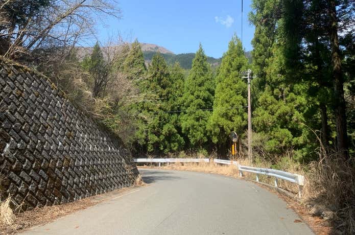 県道70号線から見上げる二ノ塔