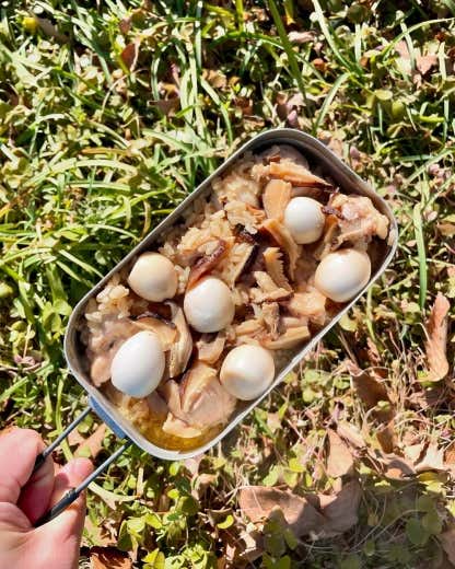 ③蓋をして、固形燃料で25分程度炊飯する。④炊き上がったらタオルなどを巻いて10分保温する。