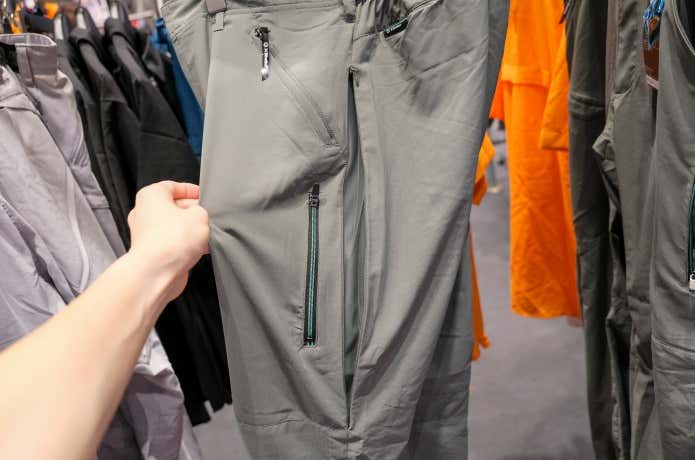 X Shelter 暑熱クライミングパンツ　太もも外側のベンチレーション