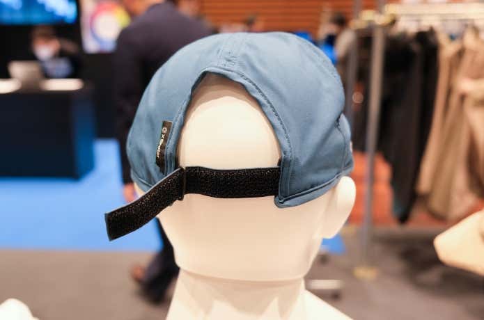 X Shelter 暑熱キャップ　フィット感を調整するため後頭部の面ファスナー