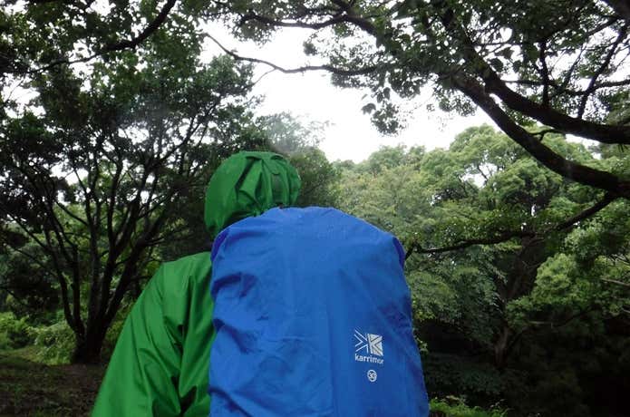 雨の中歩く人