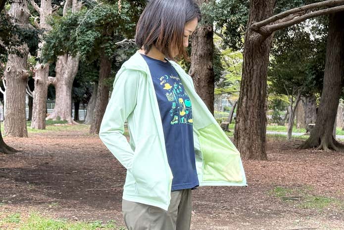 モンベル「クール パーカ」を着用している人