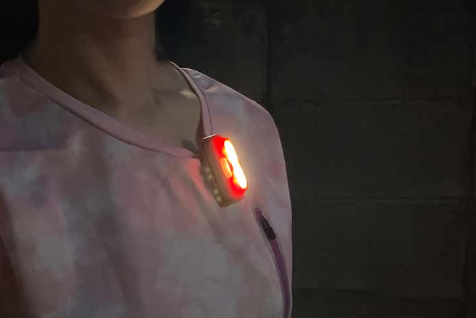 軽量なので襟元などに直接取り付けることも可能