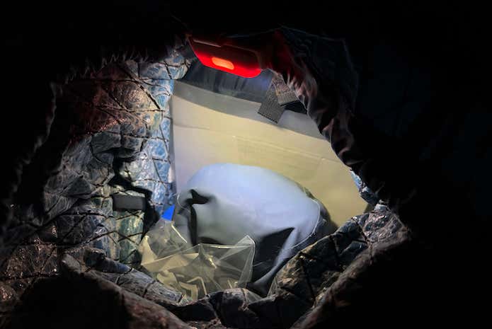 バックパック内を照らすクリップオンコンパクトライト