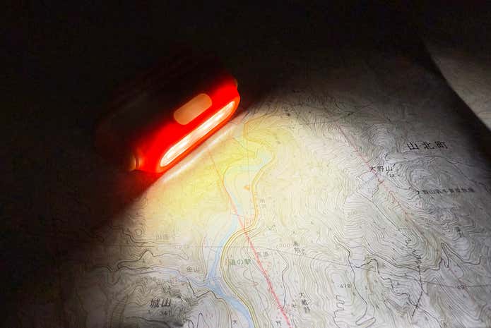 地図を照らすクリップオンコンパクトライト