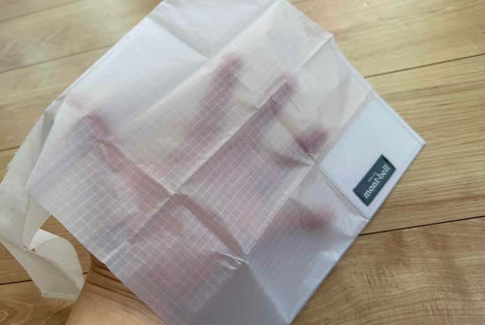 まるで紙のような薄さだけれど、しっかりと対荷重もある優れた生地