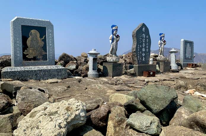 塔ノ岳山頂の狗留尊佛如来