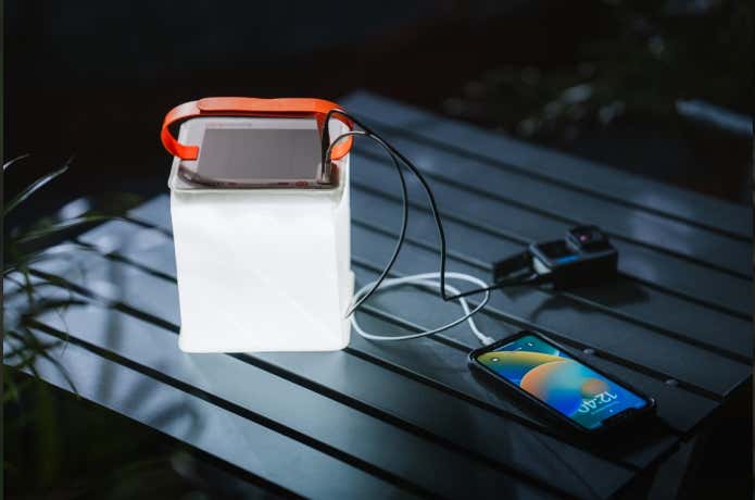 ひねると膨らむ！ソーラー充電式インフレータブルランタン