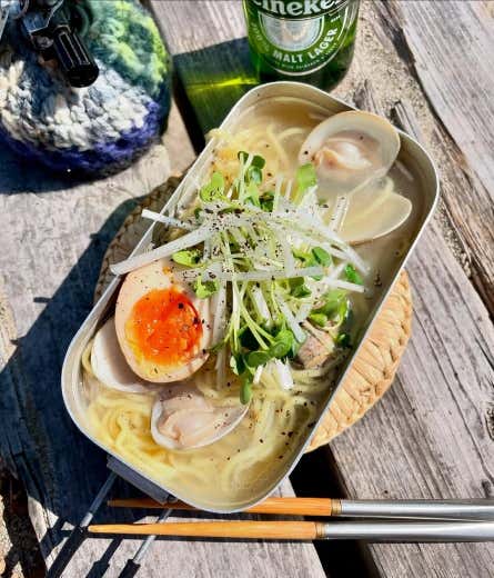 ③はまぐりが開いたら、麺を入れて茹でる。④麺に火が通ったら、ゆずごしょうを入れて溶かし、白髪ねぎ、かいわれ、煮卵をのせ、最後に黒こしょうをかけて出来上がり。