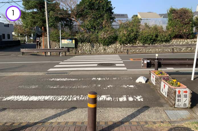 県道706号線を渡る