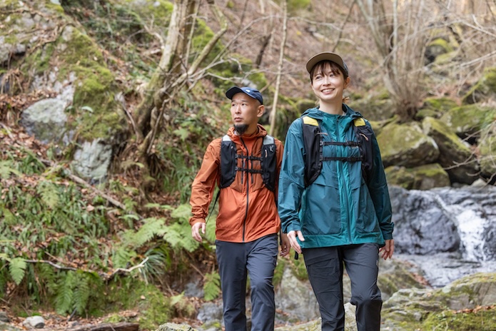 登山する2人