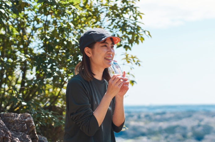 エナジージェル「スッポンピークパワー」の登山中に飲む女性