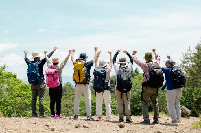 登山を楽しむ人々