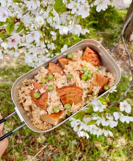 メスティンで作ったグリンピースとさつま揚げの炊き込みご飯