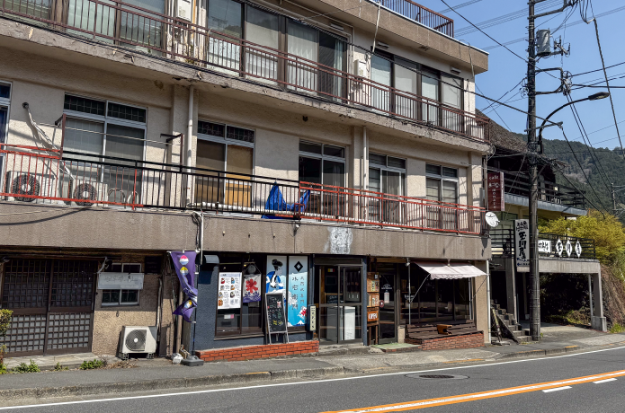 御嶽駅のバス停のすぐそばにある中古アウトドアショップやカフェが並ぶ建物