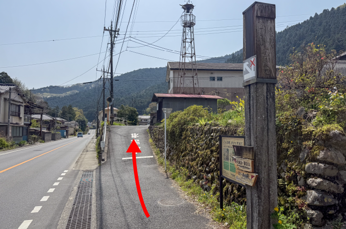 駅から徒歩15分程度のところにある、登山口への分岐路