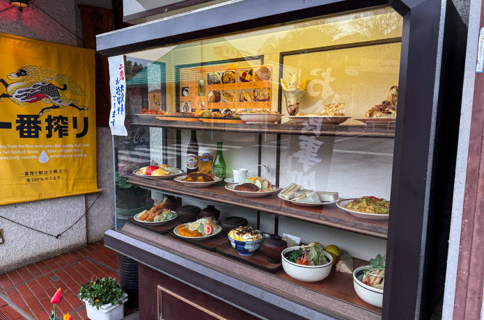 いかりやレストラン デミタスの店舗入口にある食品サンプル