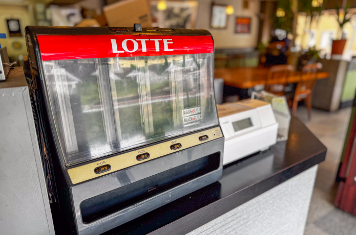 いかりやレストラン デミタスの店内にあるレトロなガムの自動販売機