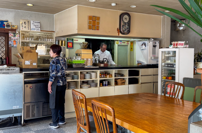 いかりやレストラン デミタスの店内
